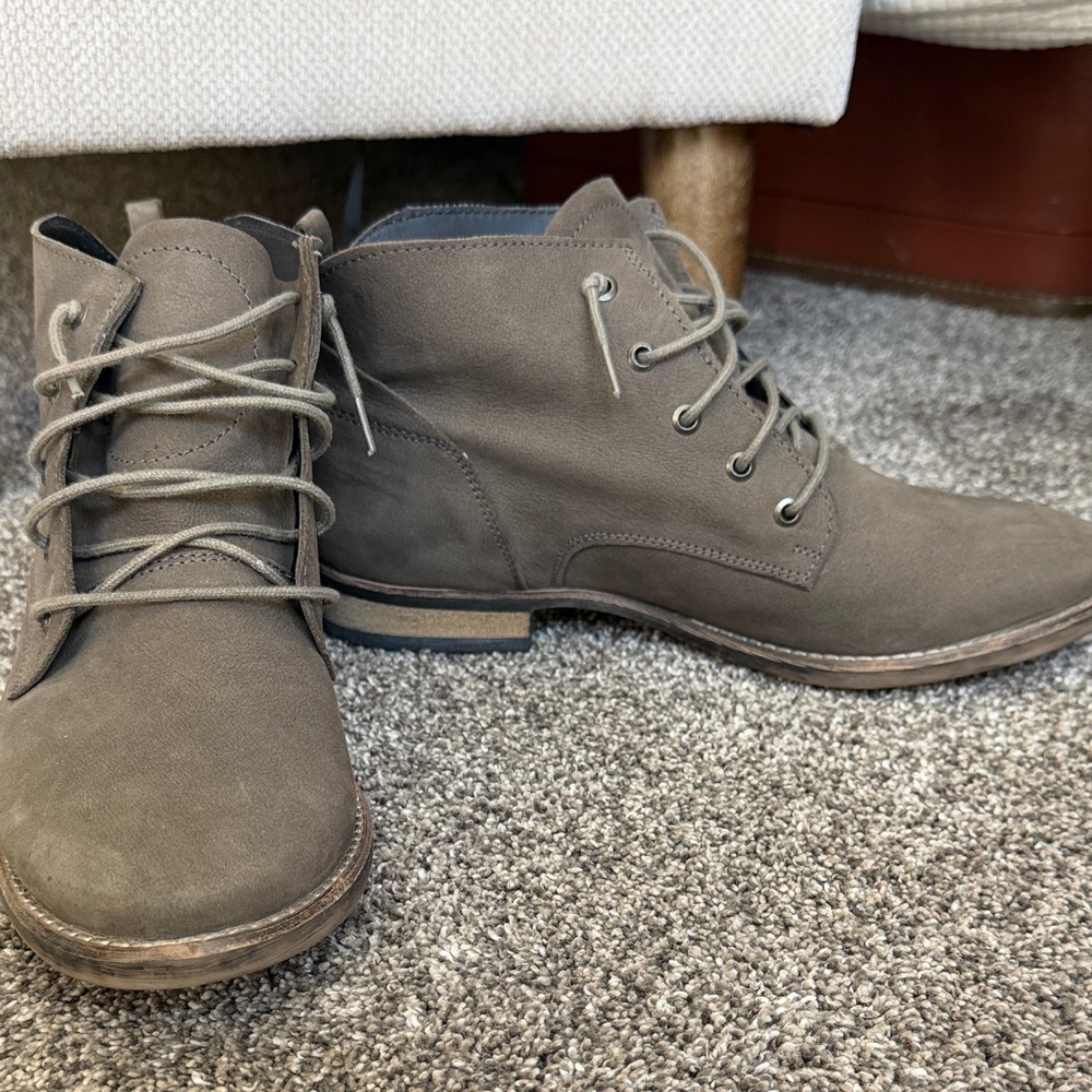 Women’s Gray Lace-Up suede Booties size 9.5